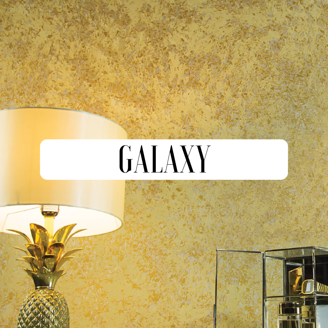 Galaxy je dekorativní stěrka s metalicko-perleťovým třpytem a strukturou pro výrazný a živý vzhled.